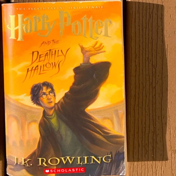 HARRY POTTER AND THE DEATHLY HALLOWS #7 SCHOLASTIC PAPERBACK BY J.K. ROWLING - Picture 1 of 3